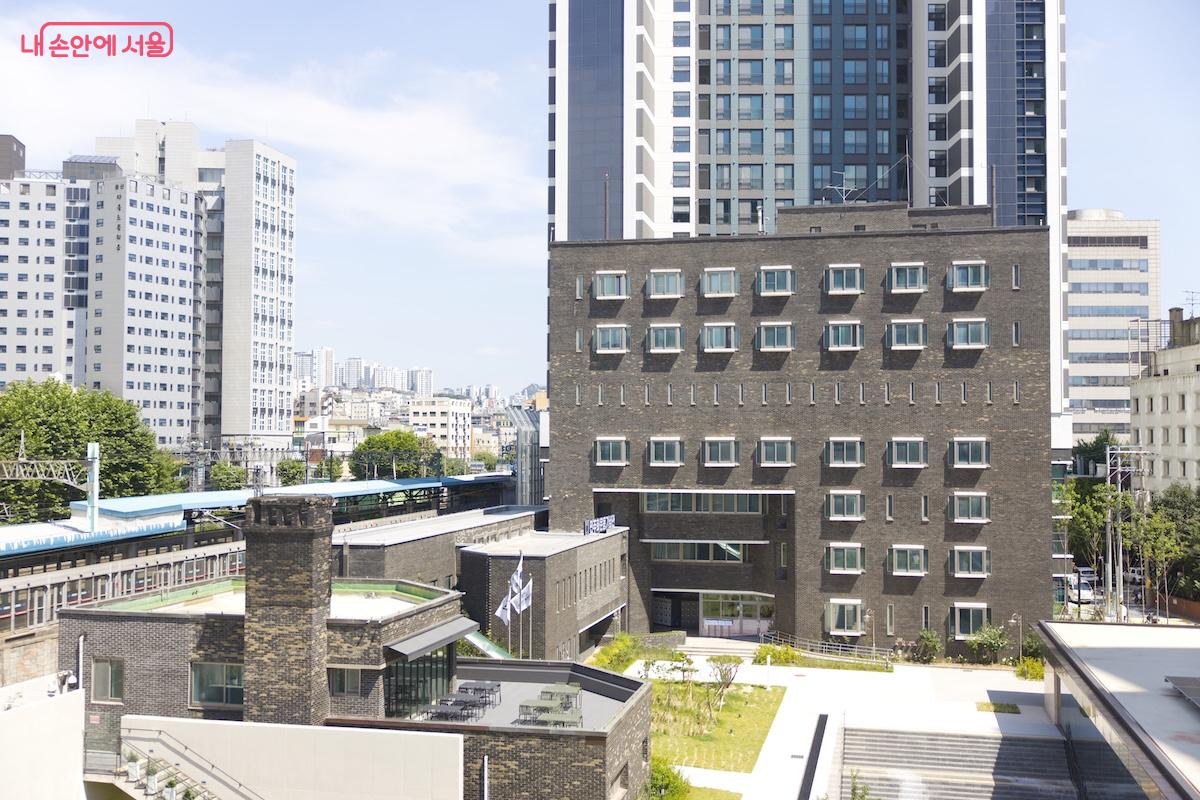 민주마루 야외 테라스에서 민주화운동기념관의 전경을 바라본 모습 &copy;임중빈