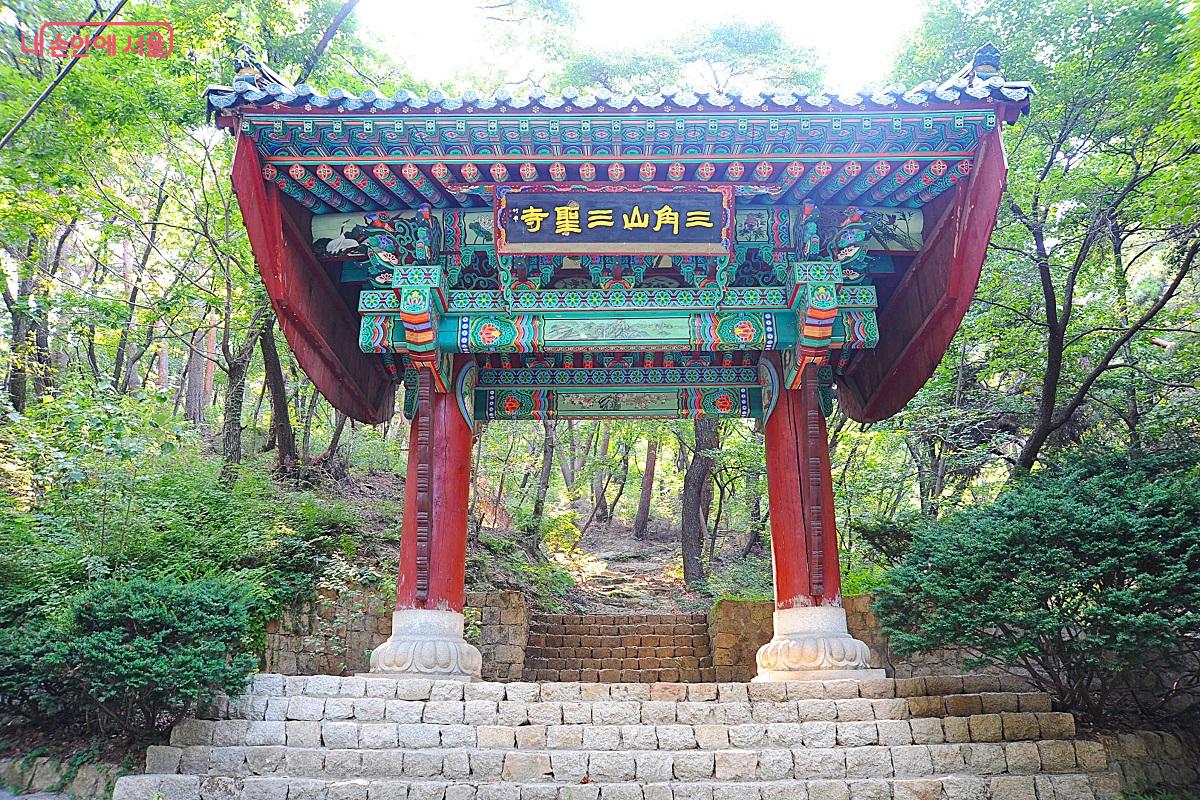 화계사에서 시작된 &lsquo;치유의 숲길&rsquo;은 삼성암 입구까지 이어진다. &copy;조수봉