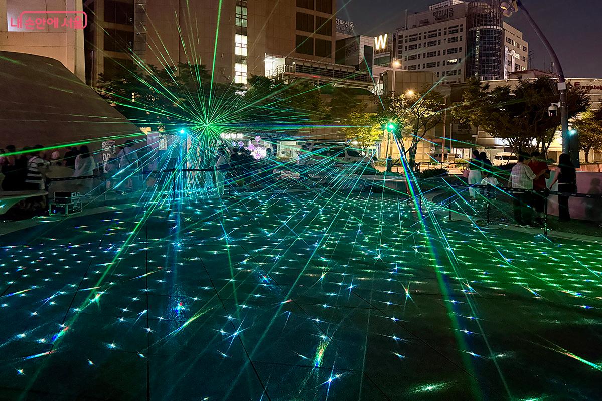 물에 비춰지는 빛의 파편들이 안개를 만나 만들어낸 낯선 리듬 'Rhythm in Fog' ©김미정