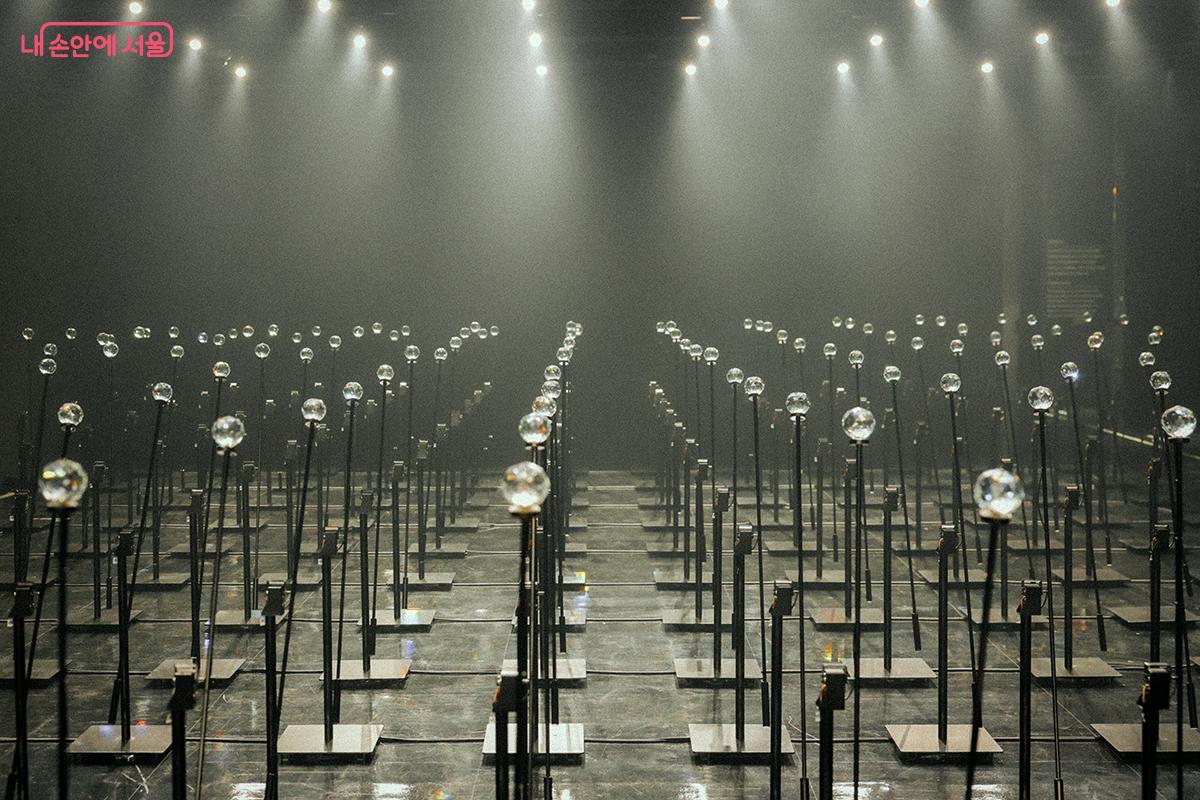 더 스웨이의 키네틱 아트 작품 ‘스펙트럴 크로싱스(Spectral Crossings)’ ©김아름