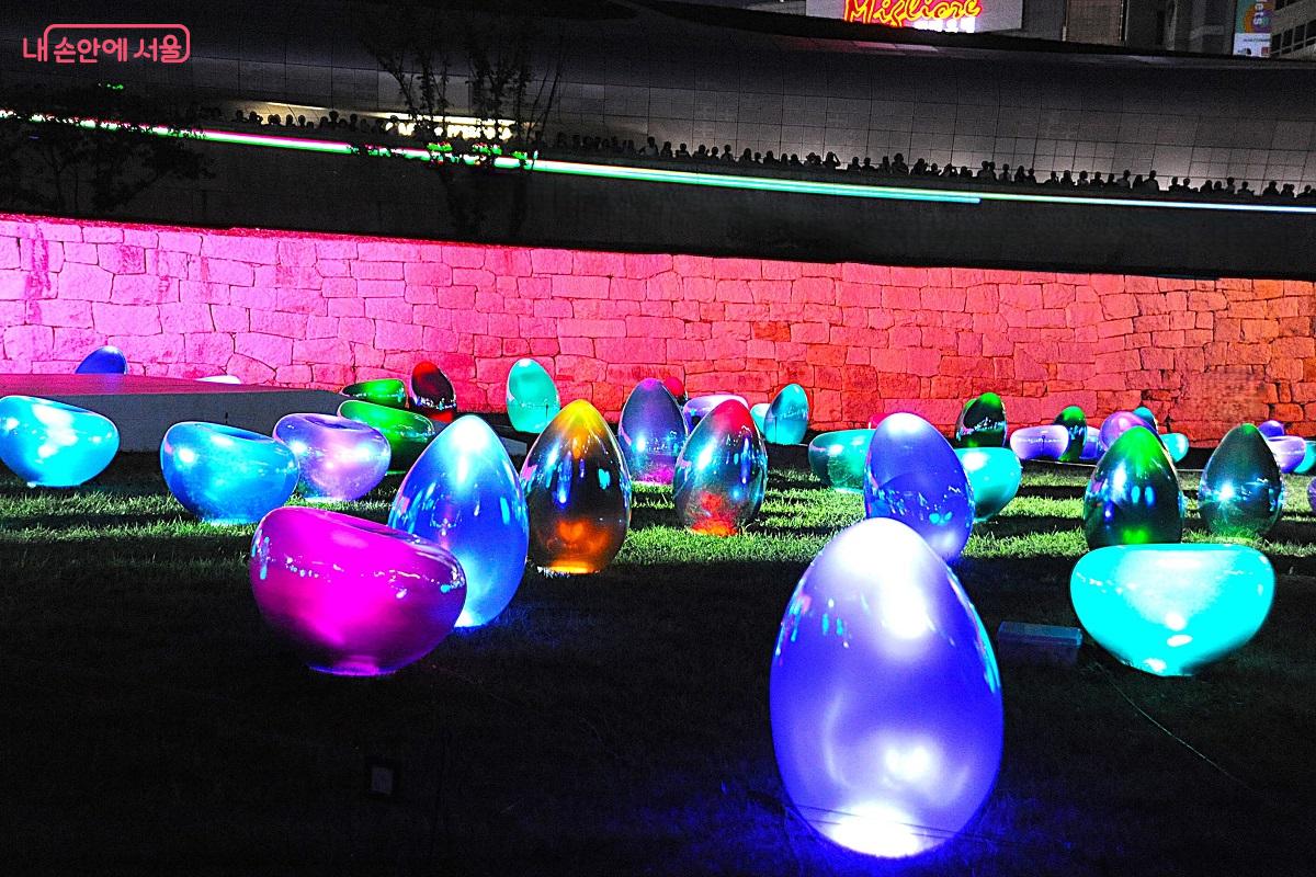 서울성곽 앞 잔디밭에 설치된 ‘Light Drops’는 총 180개의 물방울 모양의 조형물이 각각 고유의 색과 음을 발산한다. ©조수봉