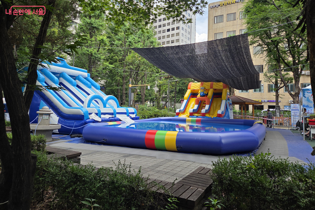 에어수영장과 워터슬라이드를 타며 즐거워 하는 아이들의 건강을 위해 휴식 시간이 있다. &copy;장미화