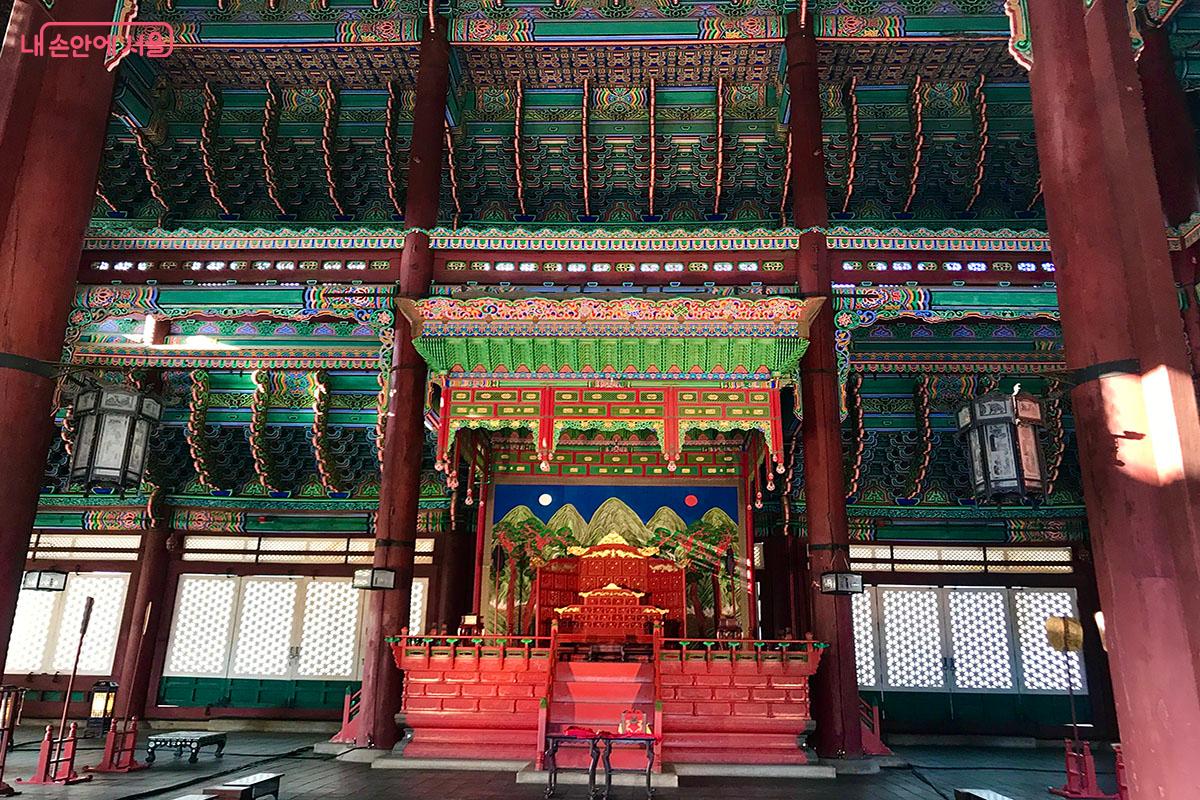 경복궁 근정전 내부의 단청 문양들 &copy;이정민