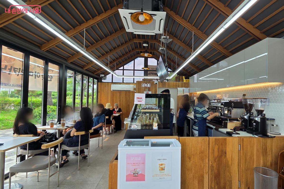 공원 속 쉼터 ‘광진숲나루카페’는 주민들의 소중한 만남의 장소이다. ©김미선