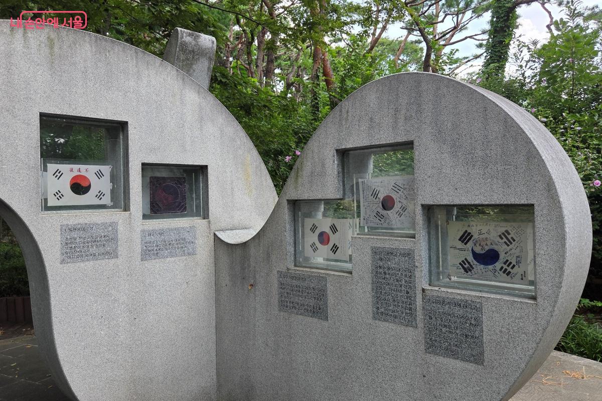 광복 70주년 기념 광장에 전시된 10개의 태극기 ©김미선