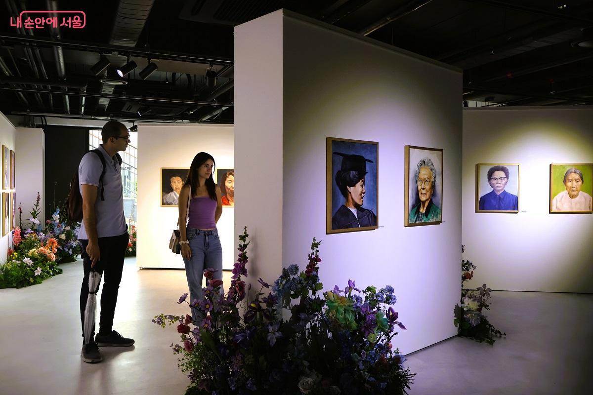 스페인에서 온 관광객이 전시된 여성 독립운동가 초상화를 찬찬히 살피고 있다. ©이봉덕