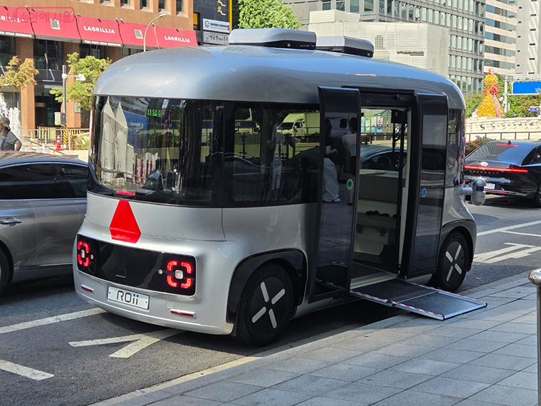 서울시는 국내 최초의 '운전석 없는 자율주행셔틀'이 이르면 오는 9월 말 청계천에서 운행을 시작한다. 