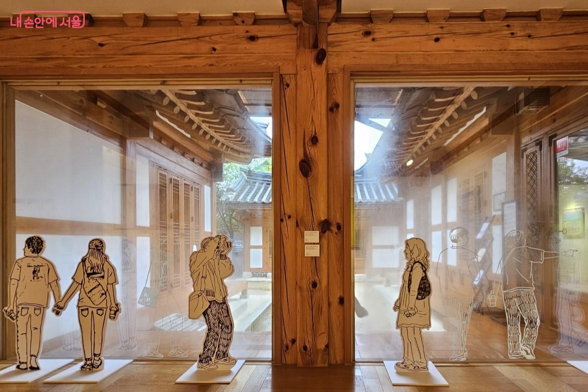은평한옥마을을 거닐고 있는 사람들의 모습이 입체적으로 전시되어 있는 삼각산금암미술관 내부  ©최정윤