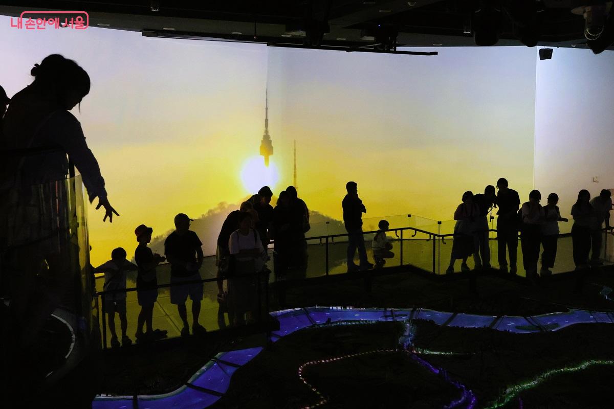 서울 한가운데에 우뚝 솟은 웅장한 남산의 모습 ©이봉덕