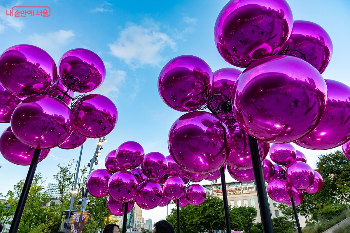 뱅상 르로이의 키네틱 설치작품 ‘Molecular Cloud’ ©문청야