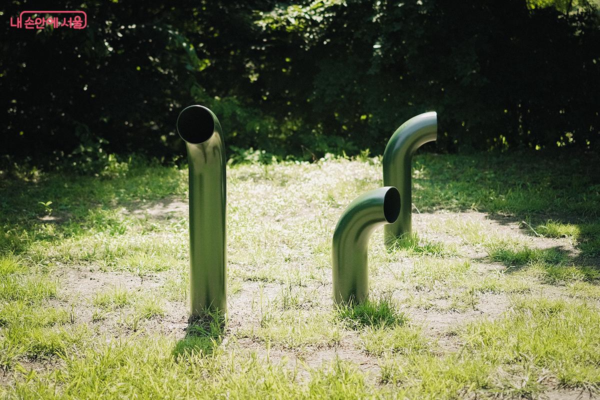 이회영기념관 앞마당에 설치된 여덟 개의 귀 모양의 관 조형물에 귀를 대면 유관순, 이은숙 등 8인의 여성 독립운동가의 목소리를 재현해 담은 음성을 들어볼 수 있다. ©김아름