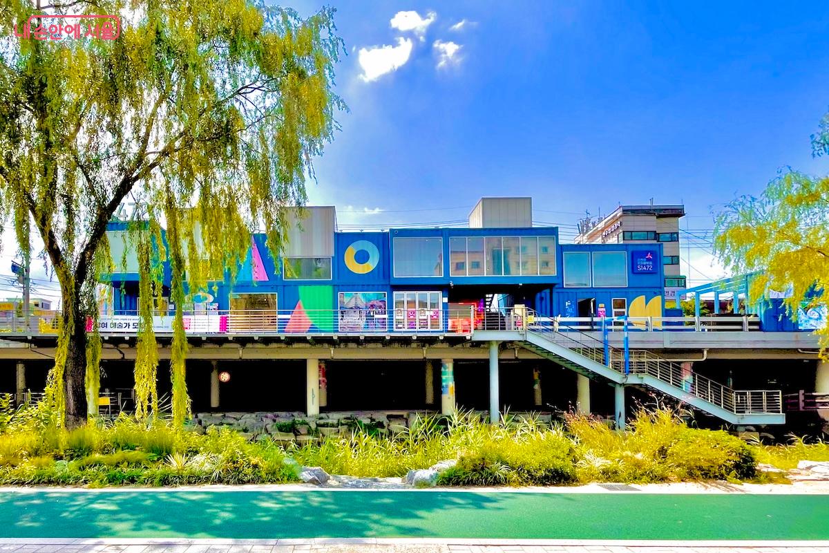 도림천 산책로에서 바라본 ‘관천로 문화플랫폼 S1472’ ©이종빈