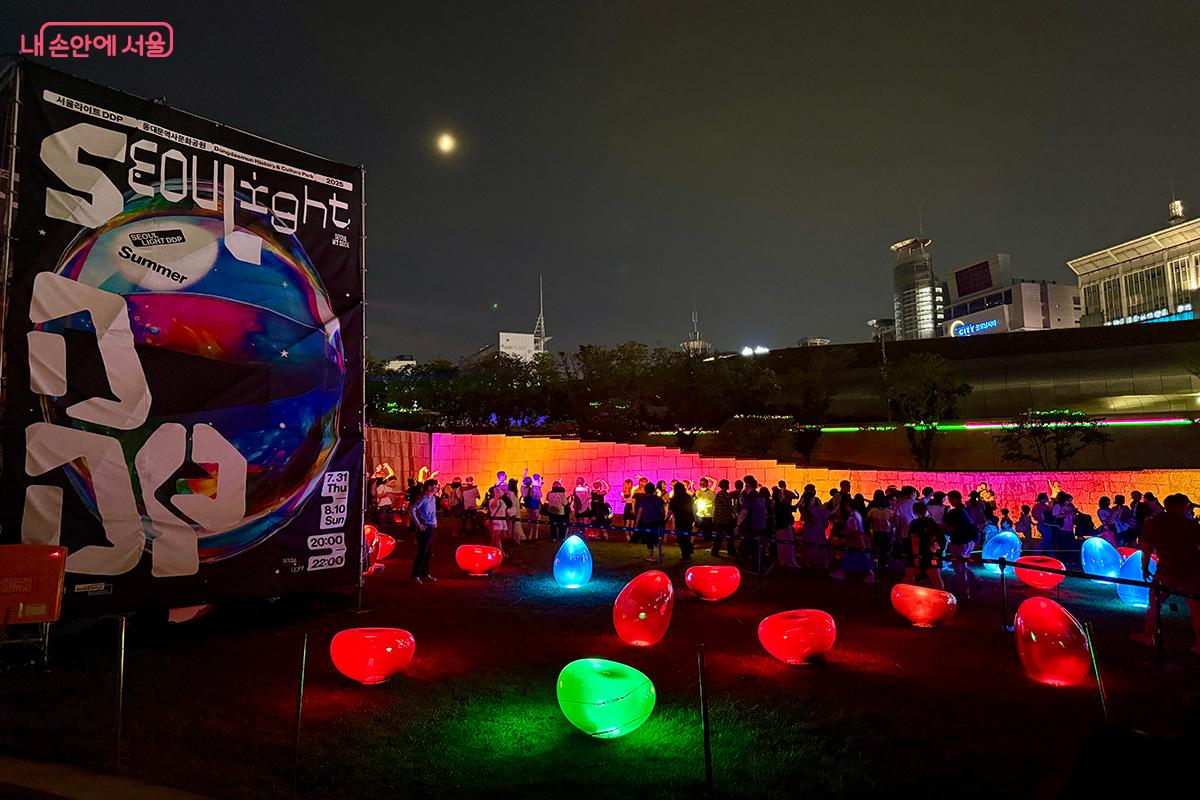 한양도성 외벽을 따라 펼쳐진 미디어파사드 'Fluid Memory' ©김미정