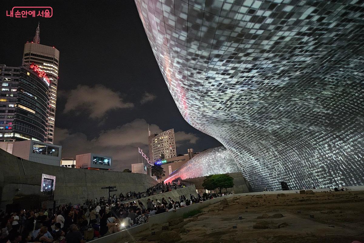 마치 파충류의 비늘을 연상시키는 듯한 광경이 펼쳐졌다. &copy;김진호