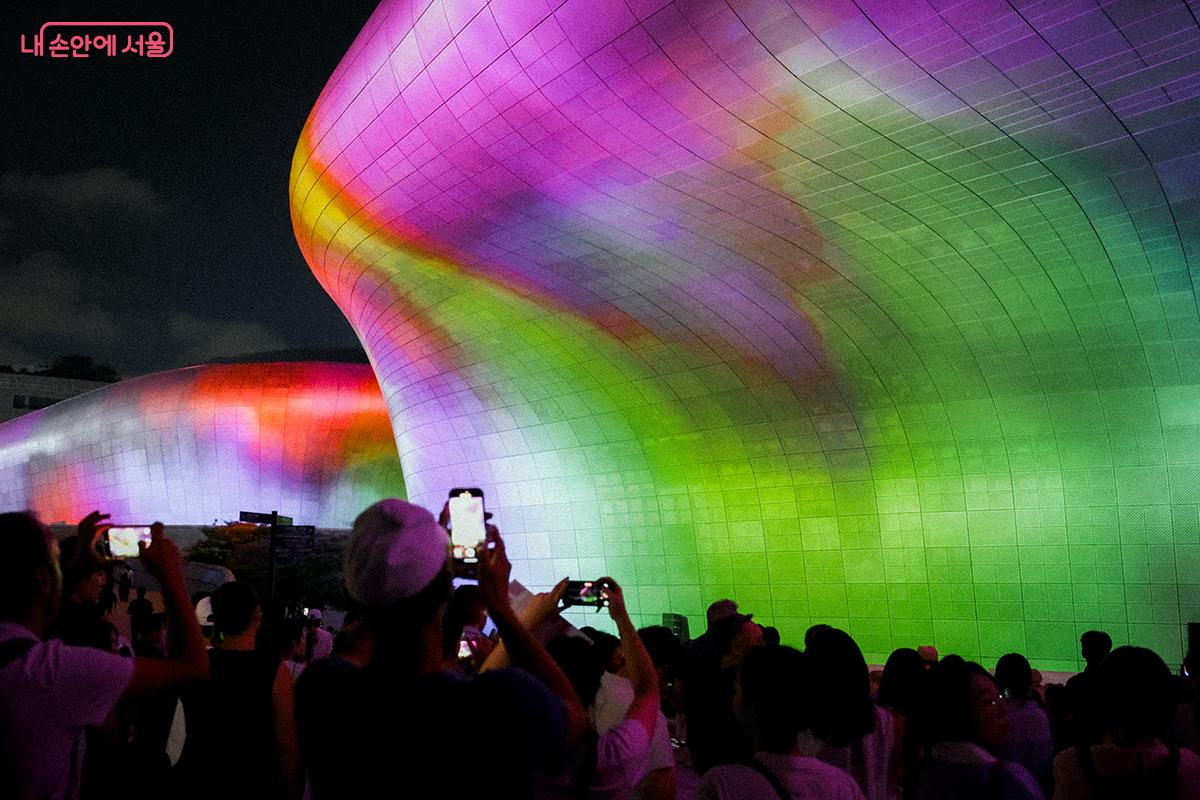 로랑 그라소의 미디어파사드 작품 ‘Solar Wind’ ©김아름