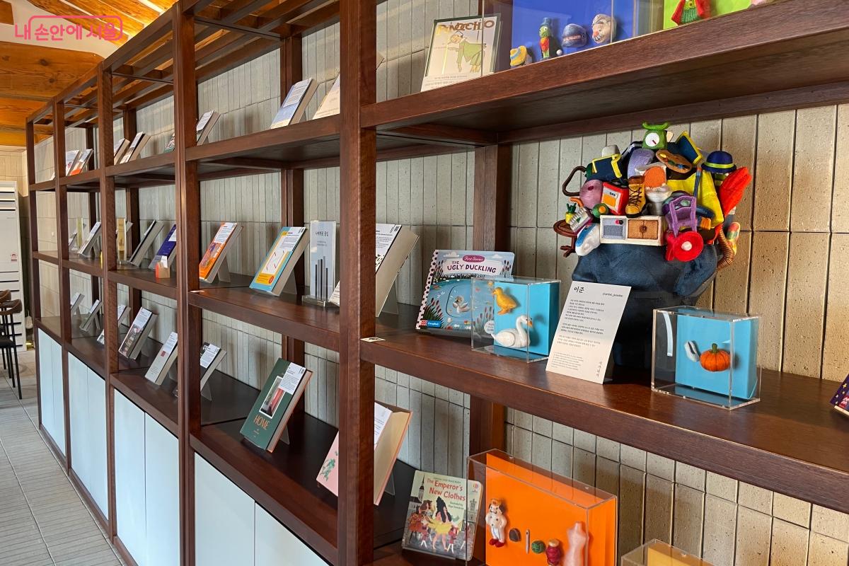 큐레이션된 책들은 자유롭게 열람이 가능하다. ©정우제 