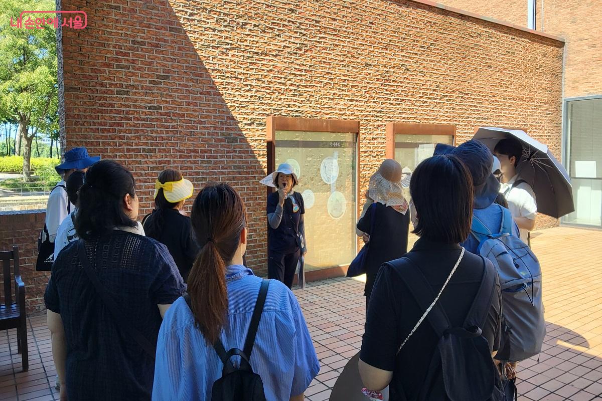 선유도공원 내 관리사무소 앞에서 집결해 전문 해설사를 만났다. ©권수진