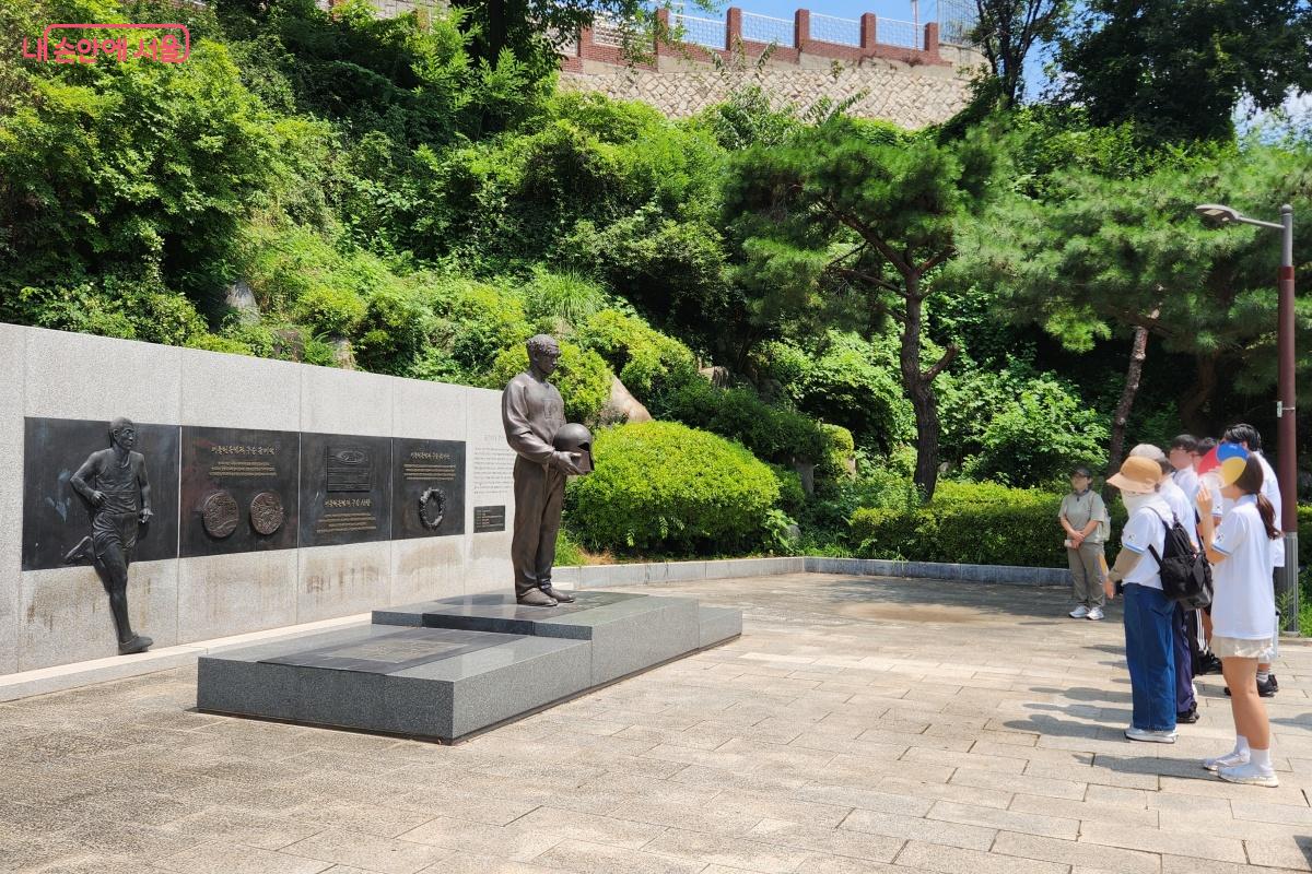 청동 투구를 들고 가슴에 태극기를 새긴 손기정 선수의 동상 ©김미선