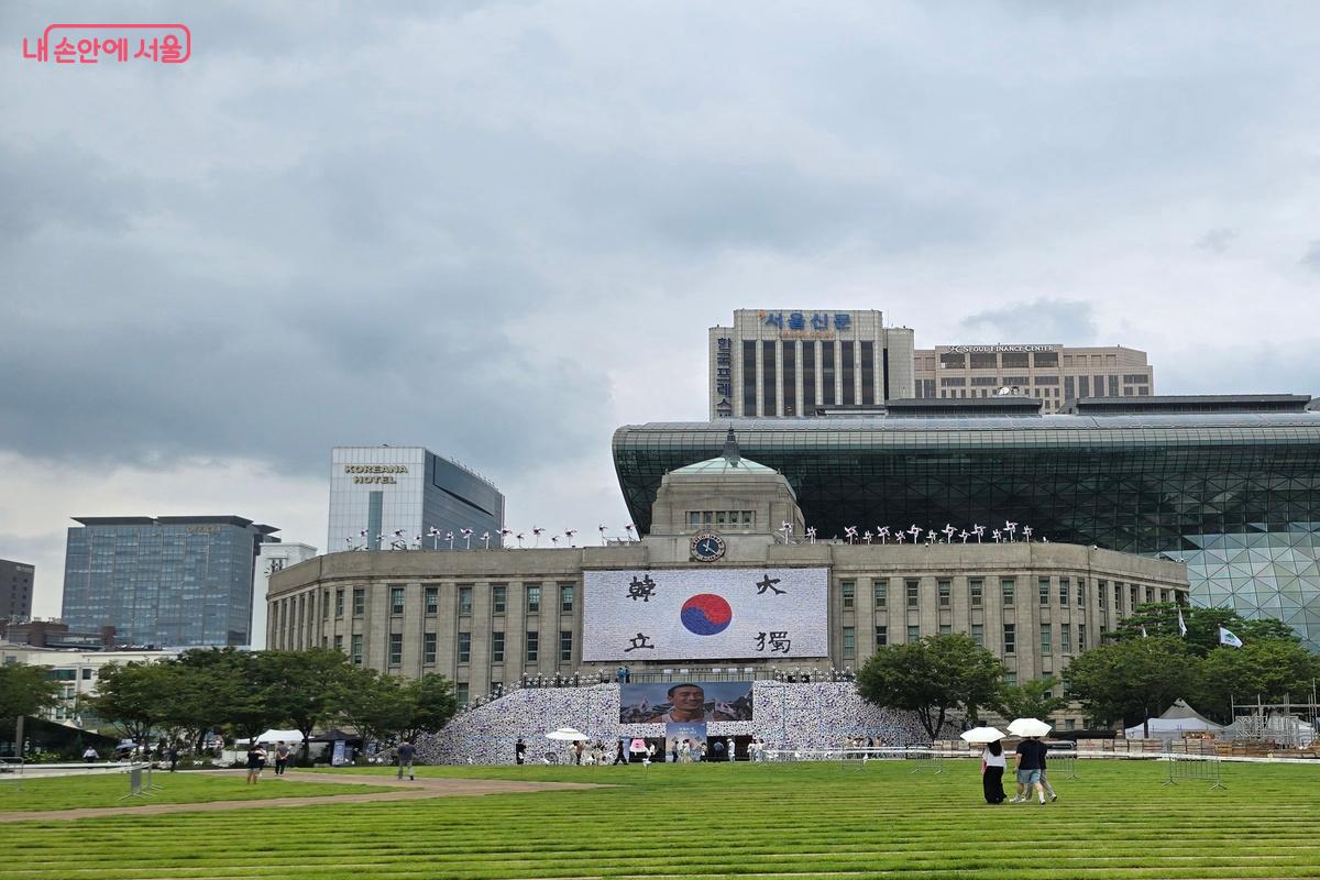서울광장이 광복 80주년 기념 행사를 위해 태극기 무늬로 새 옷을 입었다. ©김은주