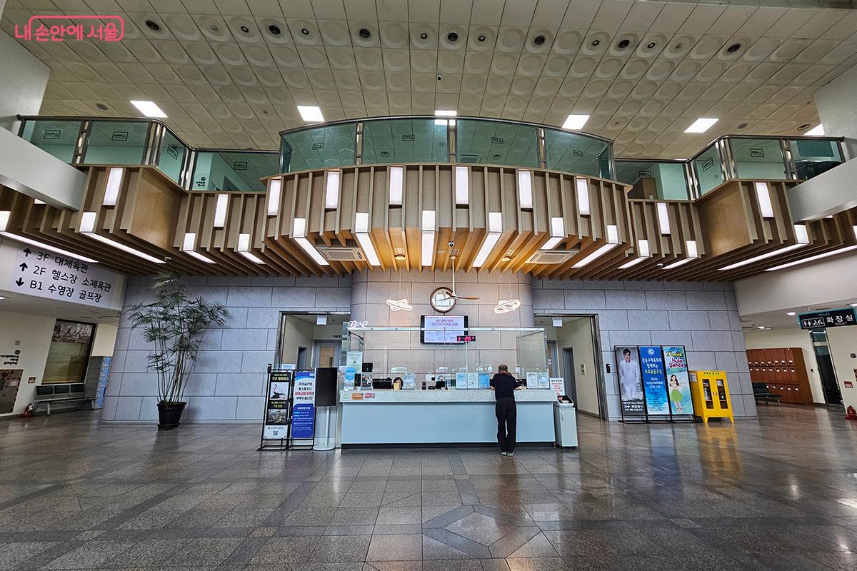 2019년 재개관한 온조대왕문화체육관은 강동구 최대 규모의 체육 시설이다. &copy;정향선 