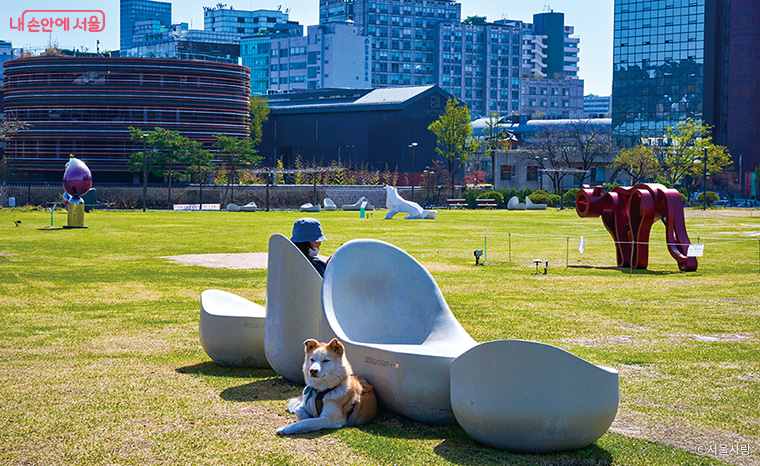 서울조각페스티벌이 뚝섬한강공원 등에서 개최돼 100여 점의 작품을 선보인다. 사진은 지난해 행사