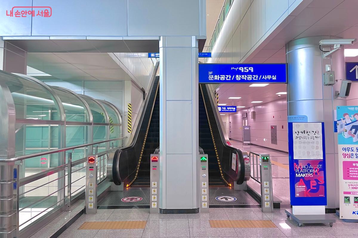 3&middot;4번 플랫폼 앞 3호기 엘리베이터를 이용하는 것을 추천한다. &copy;이종빈