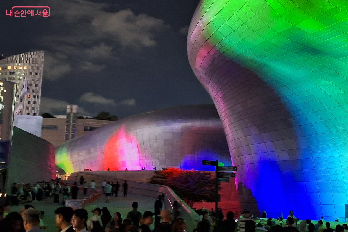 로랑 그라소(Laurent Grasso)의 '솔라윈드(Solar Wind)'는 우주 데이터를 바탕으로 태양풍과 자기 폭풍을 빛의 파동으로 재현했다. ©정향선