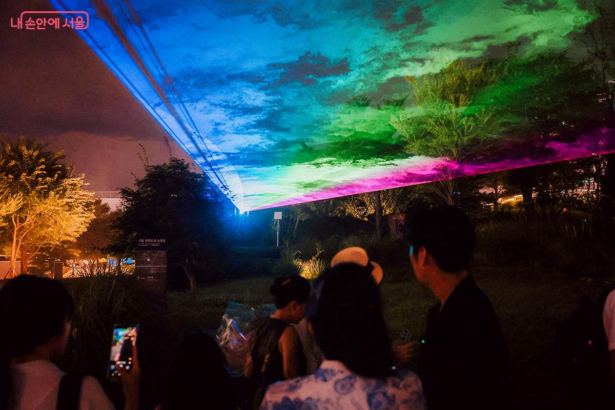 시간의 궤적과 초월성을 표현한 레이저 아트 작품, 'Beam Trace'. ⓒ김아름