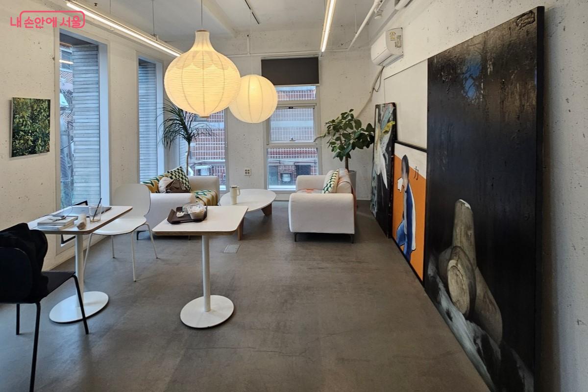 편하게 작업도 하고 대화도 나눌 수 있는 갤러리 같은 무아레서점 공간 ©최정윤