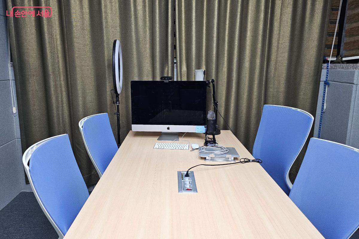 방송 장비들이 있는 촬영소 ©홍혜수