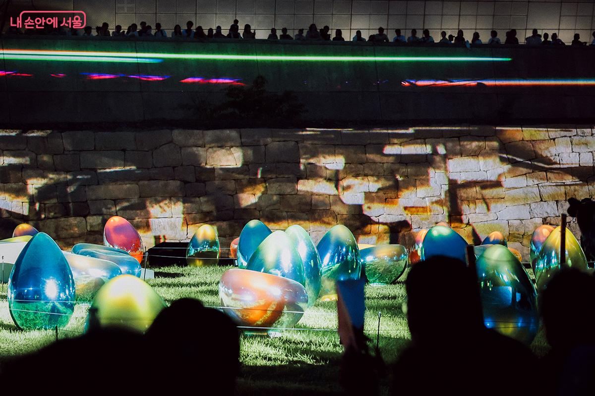 프로젝션 맵핑을 통한 성벽 미디어아트와 잔디밭에 놓인 Led 작품 'Light Drops'가 만들어낸 환상적인 무대 속 한복 패션쇼가 진행됐다. ⓒ김아름