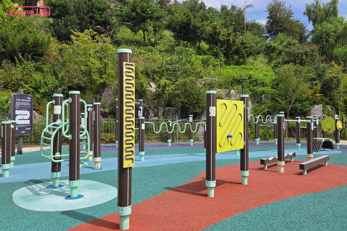 ‘광진숲나루카페’ 옆으로 '스마트 어르신놀이터'도 보인다. ©김미선