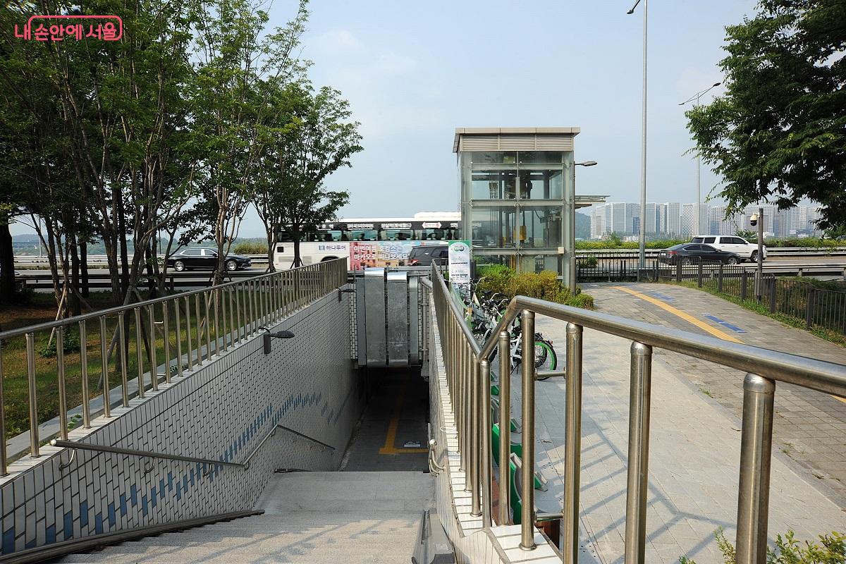 가양나들목과 승강기. 승강기 옆에는 따릉이 대여소를 설치했다. ©조수봉