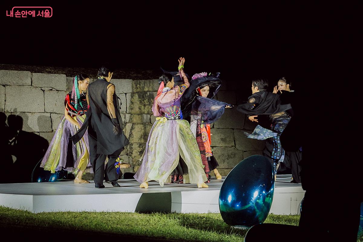 '이루다' 디렉터의 감각적인 안무가 더해진 한복 패션쇼. 무용수의 움직임에 따라 바람결 같은 한복 원단의 흐름이 무척 아름웠다. ⓒ김아름