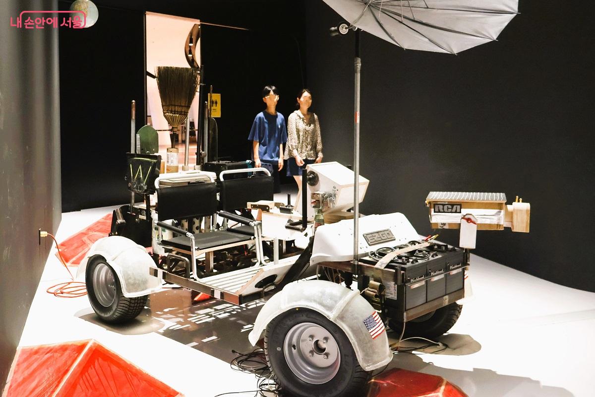 우주여행마저 예술 창작의 도구로 활용할 수 있는 천재의 자유로운 창의력이 표현된 작품들 ©이봉덕