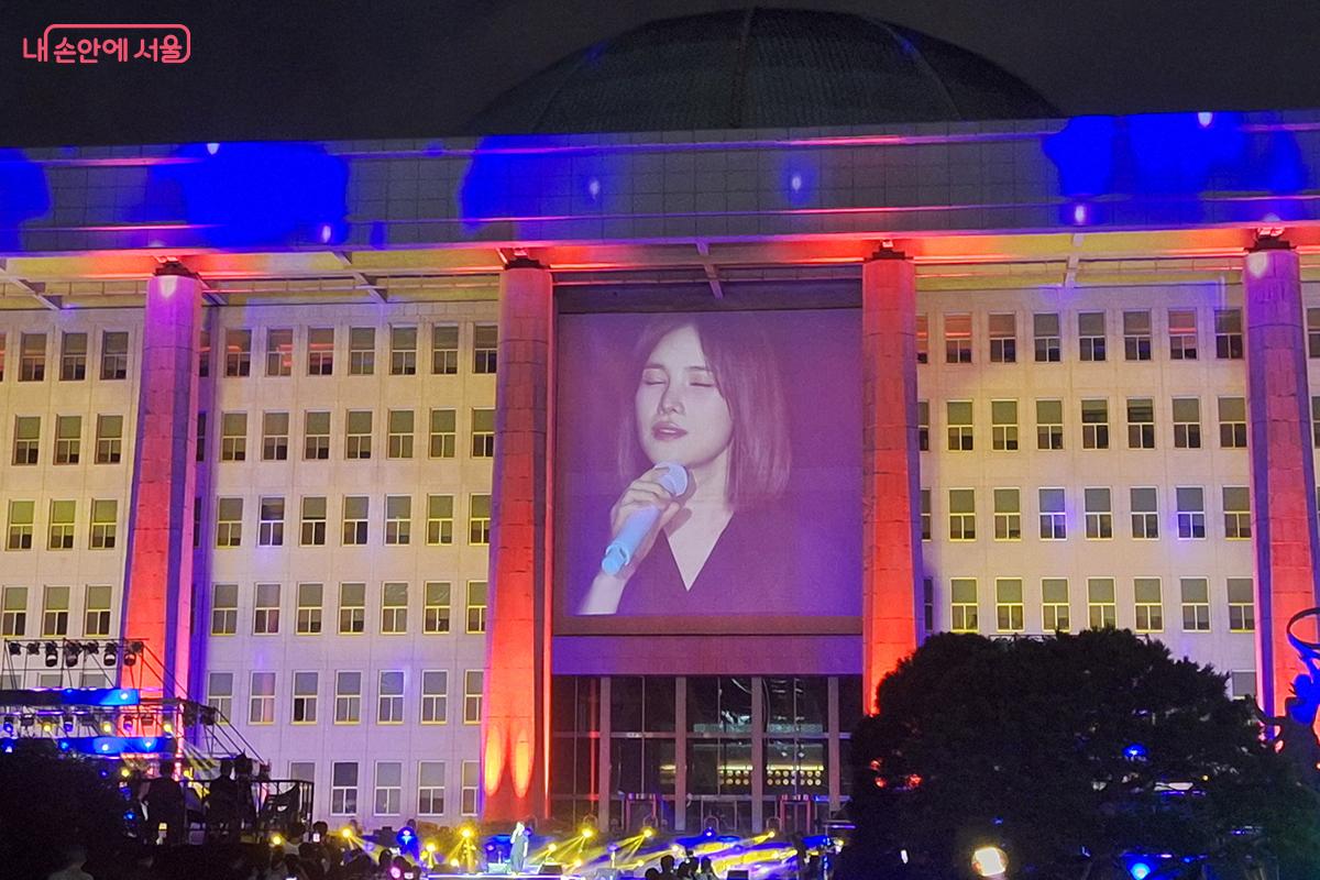 '거미'는 특유의 부드러운 목소리와 감미로운 선율로 관객들을 어루만졌다. &copy;백승훈