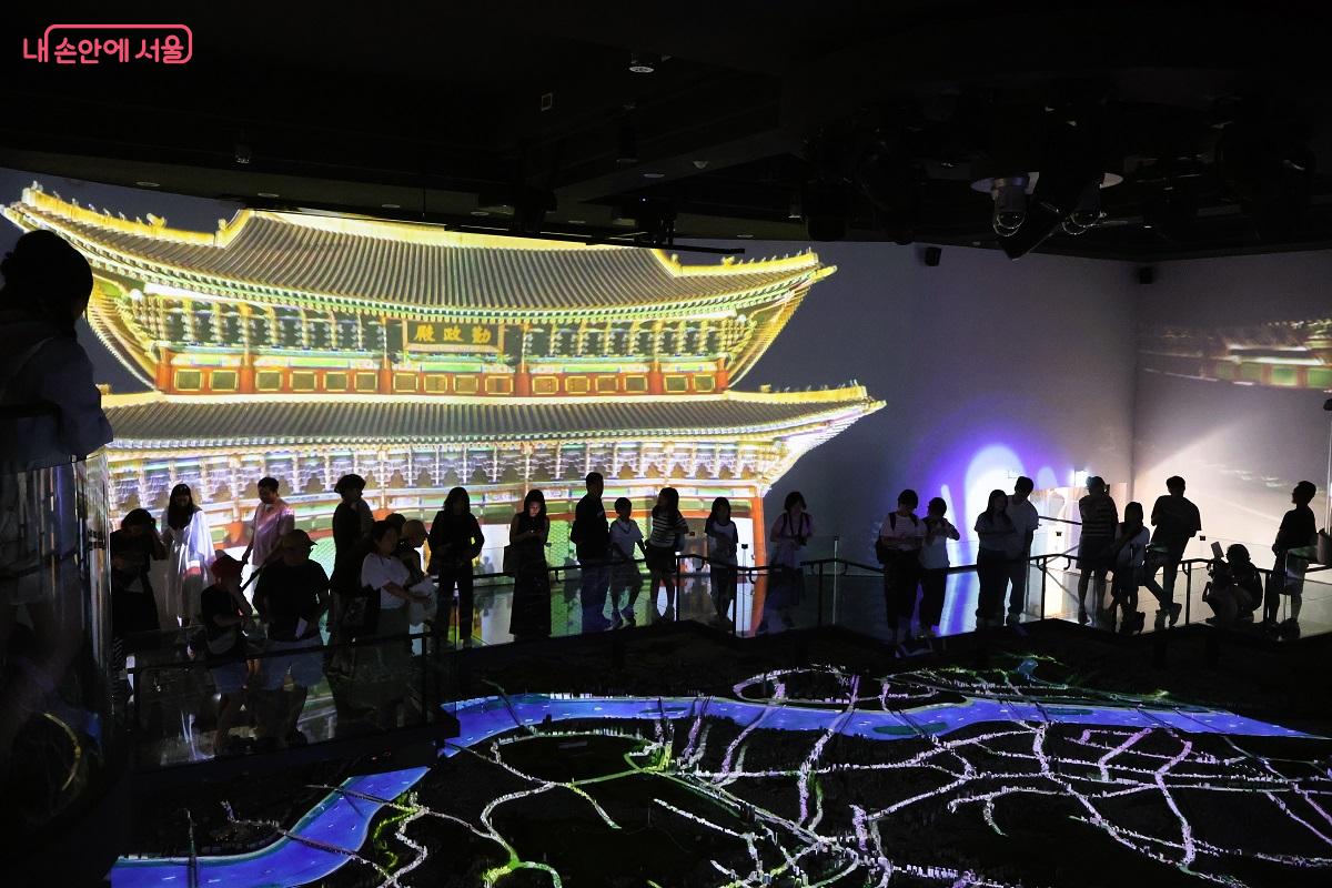 아름다운 궁궐의 모습이 감탄을 자아냈다. ©이봉덕