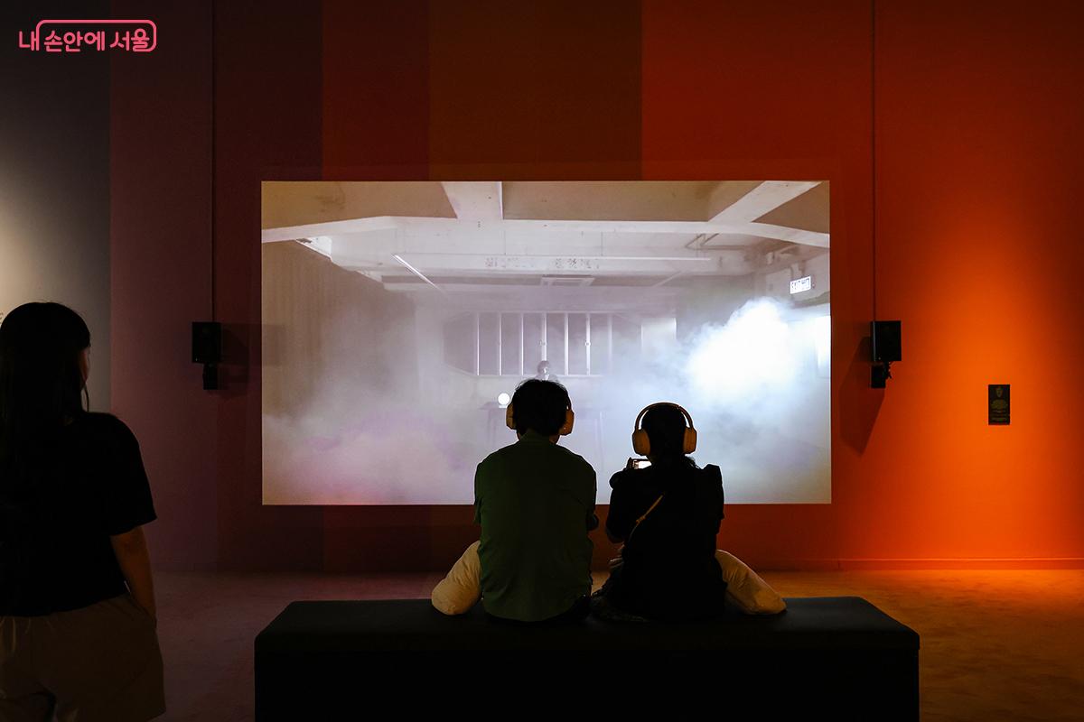 전시에 몰입 중인 시민들의 모습 ©김주연