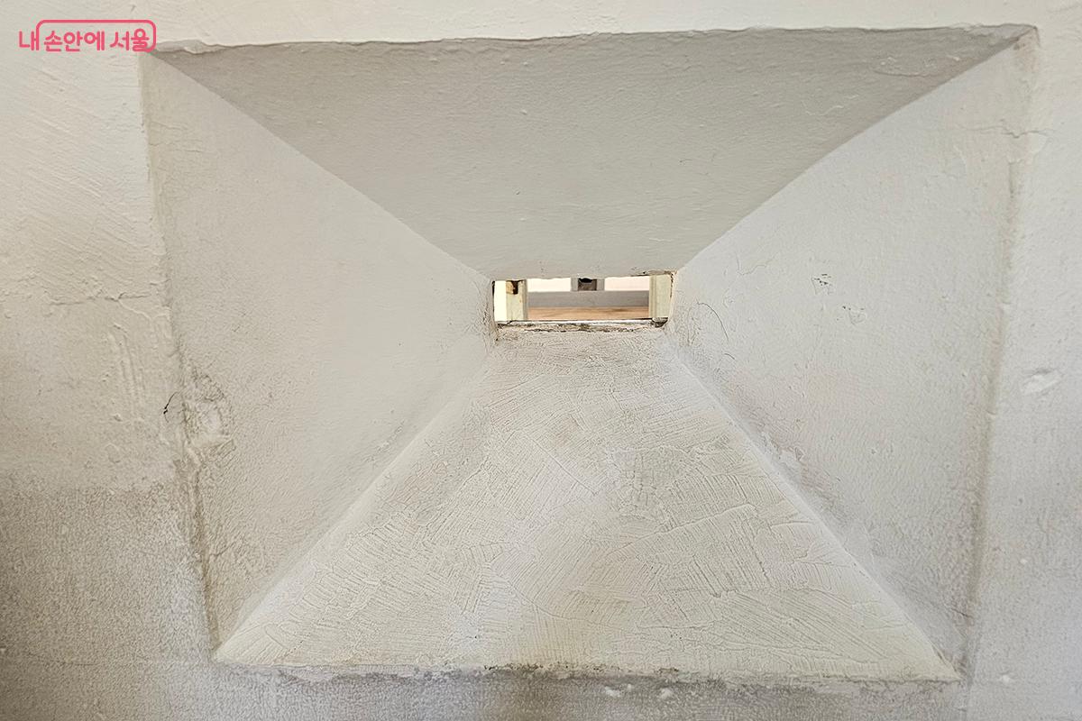 수감실 안을 볼 수 있는 형태의 감시 구멍 ©백승훈