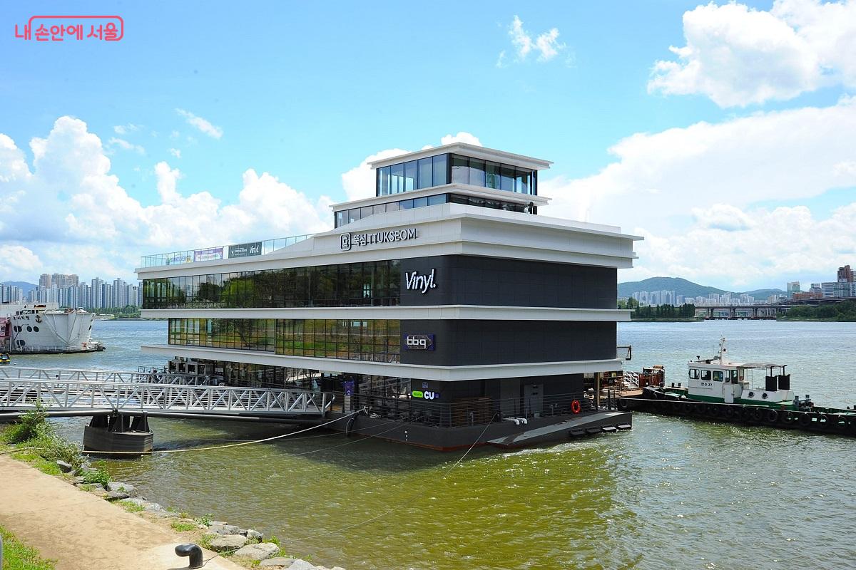 뚝섬한강공원 내의 뚝섬 선착장 ©조수봉