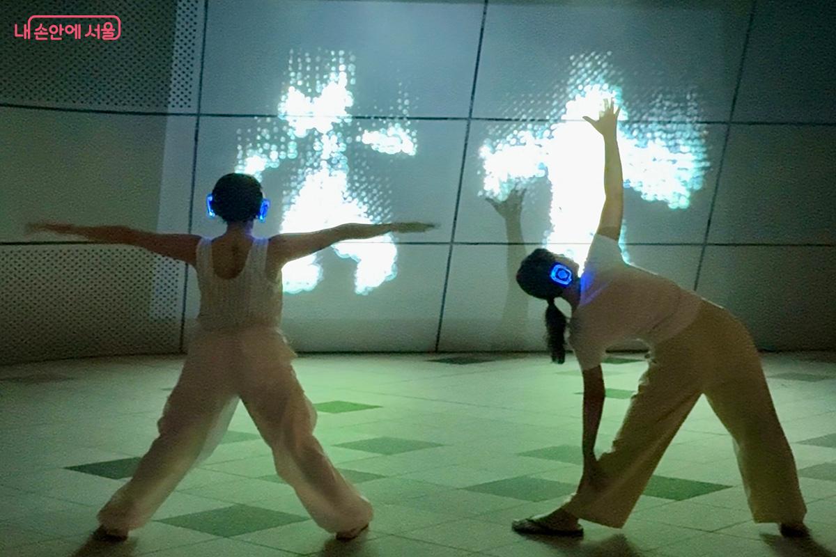 관람객의 움직임이 물결이 되는 실시간 반응형 콘텐츠 'Rhythm in Droplets' ©김미정