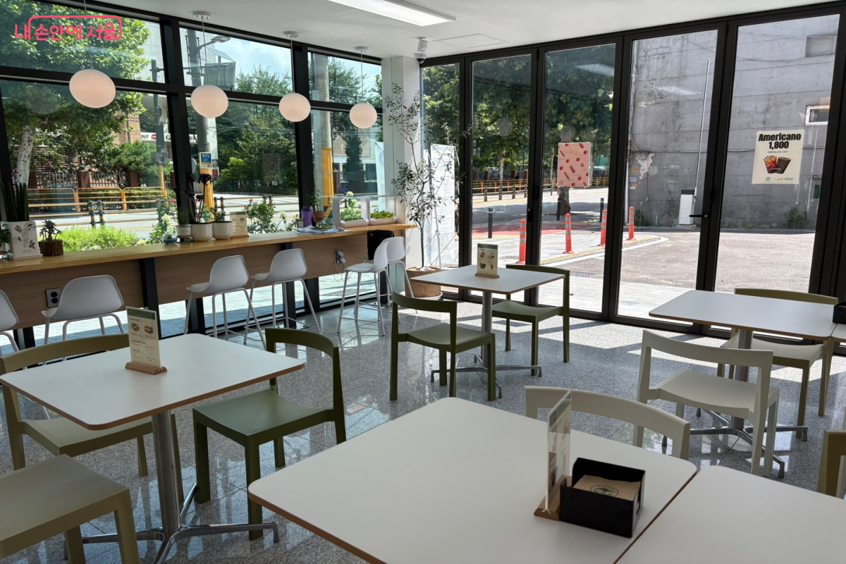 센터에서 운영 중인 푸드 카페(Food cafe) '길가온'의 모습. 통유리창에 개방감 있는 인테리어가 눈에 띈다. &copy;이혜린