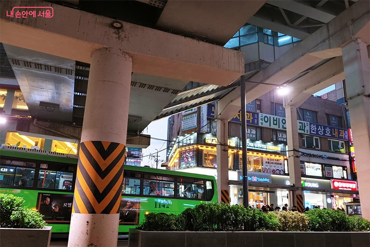 커다란  플랜터화단으로 녹지축이 연결된 노원역 고가 하부 ©김병규