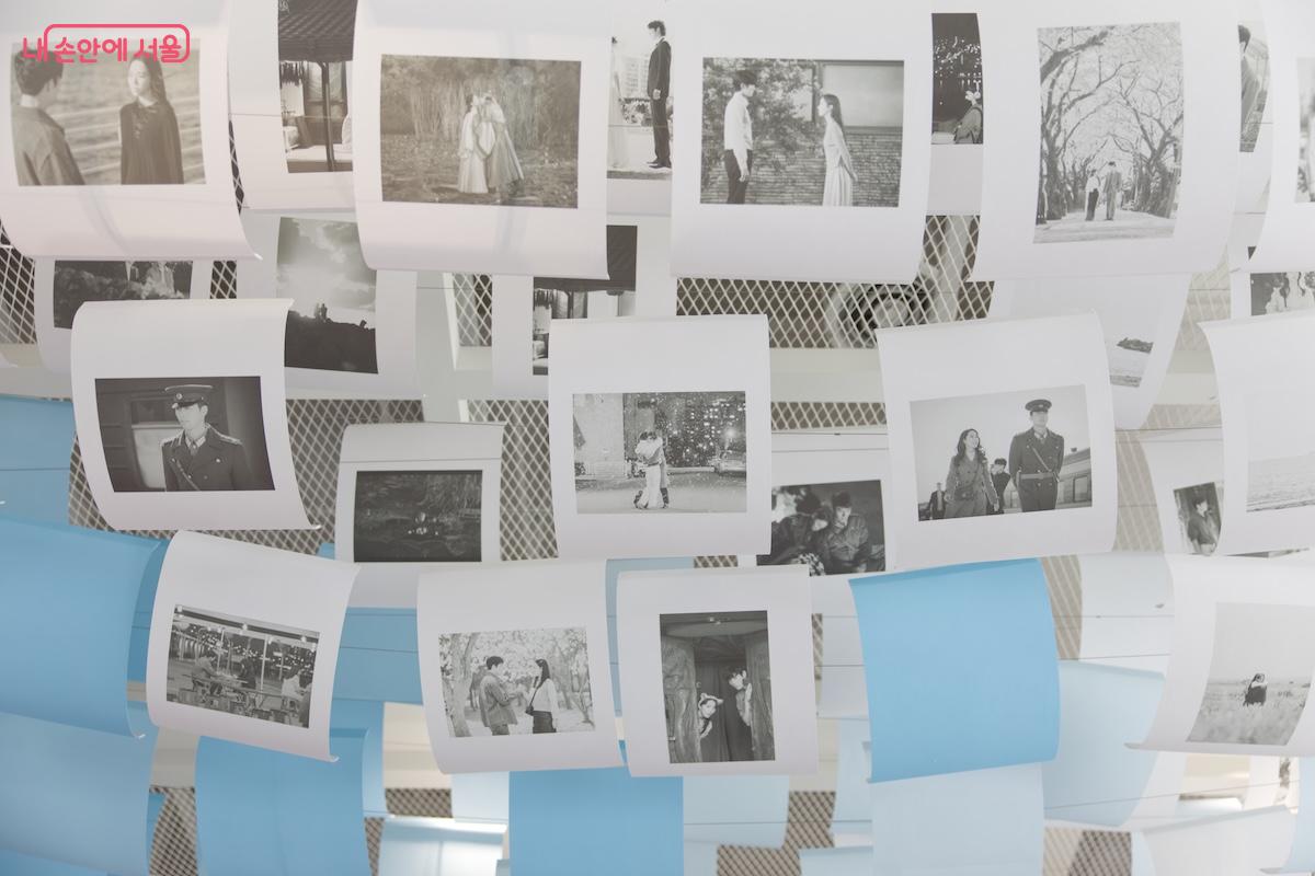 1층 전시실 인근 천장에 K-드라마의 명장면들이 전시되어 있는 모습 &copy;임중빈