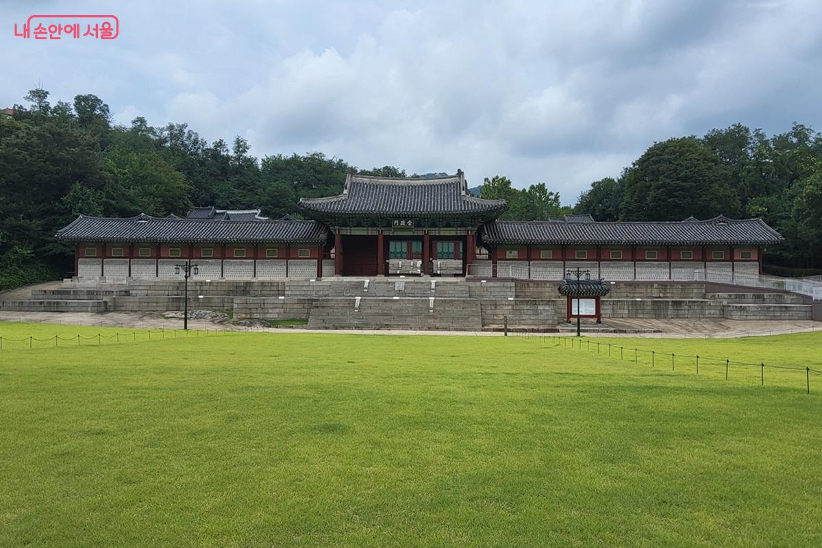 조선 후기에는 왕이 거처하는 법궁으로 사용되기도 했던 역사 깊은 경희궁 내부 ©이상돈