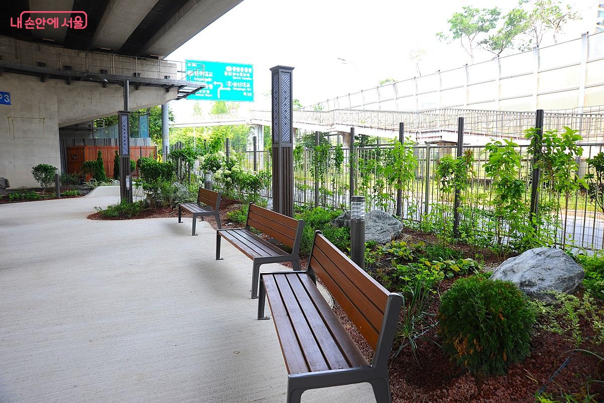 가양대교 남단 고가 하부를 정원으로 꾸미고 쉼터를 조성했다. ©조수봉