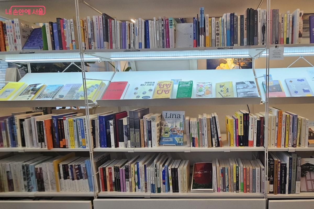 집, 건축, 도시 등 공간을 테마로 한 무아레서점 서가 ©최정윤
