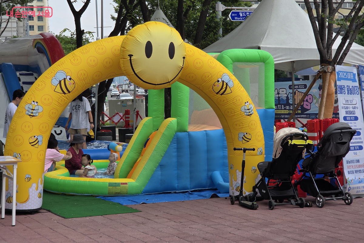 유모차 끌고 온 부모들은 유아풀에서 안전한 물놀이를 즐길 수 있다. &copy;장미화