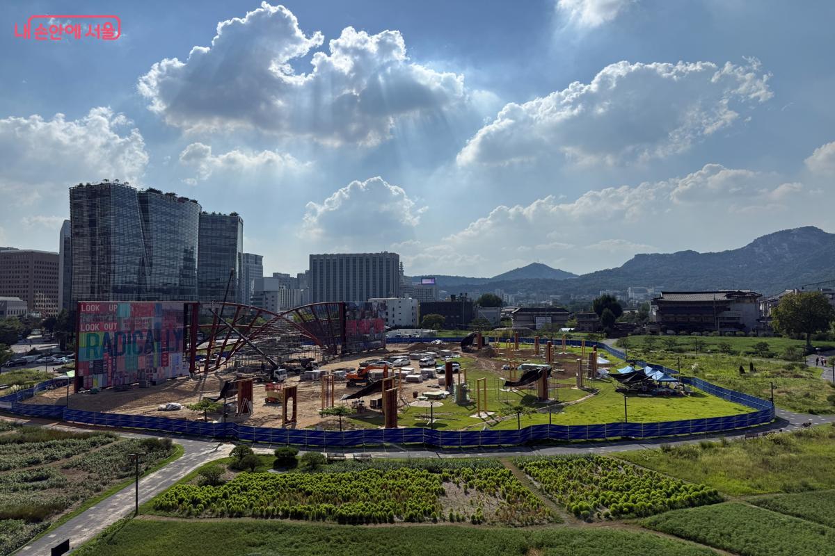 어린이박물관에서 내려다본 열린송현녹지광장 &copy;이미현
