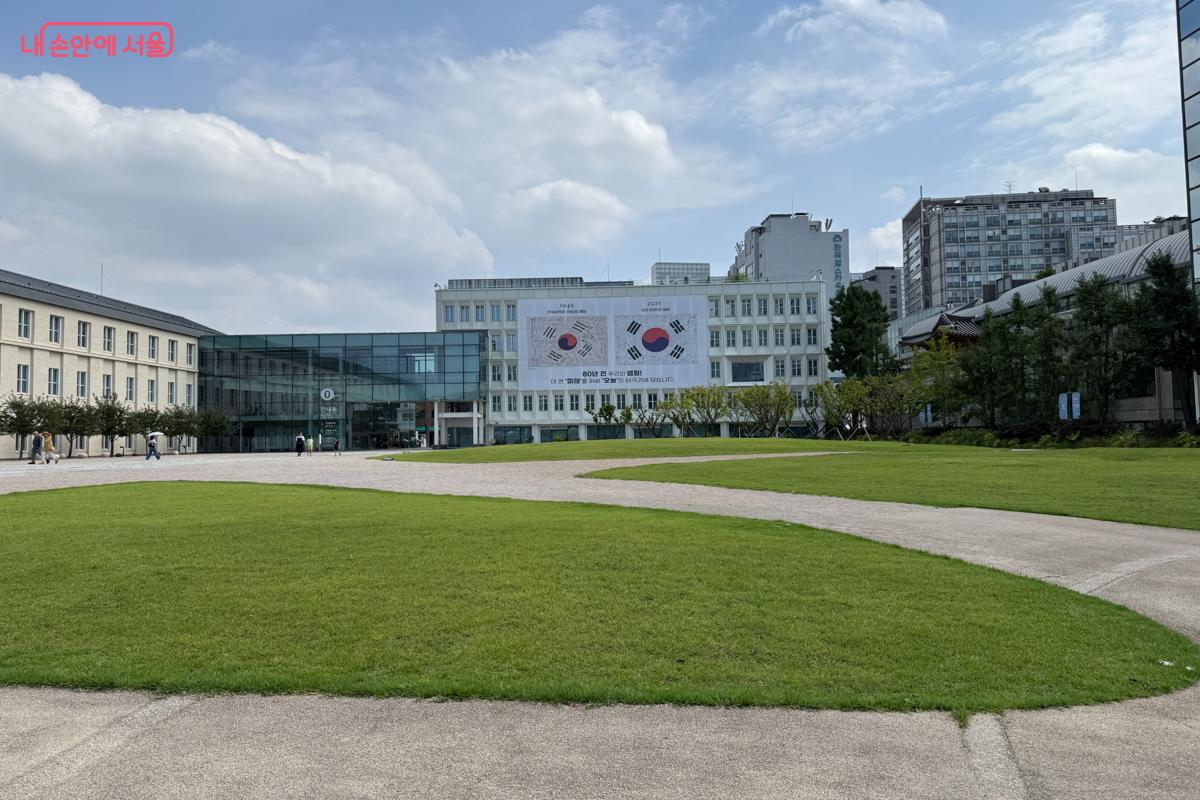 날씨가 좋을 때는 근처를 산책하며 여유를 즐기고 서울공예박물관까지 둘러보면 좋다. &copy;이미현